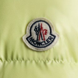 2022 Moncler Coutard Short Down Jacket Mens Winter Puffers Down Coat Outerwear Cream Yellow
